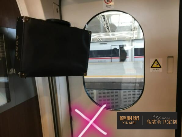 平稳放置物品,较重的物品应放置在浴室柜底柜底层;吊柜内不易放置过重物品 平稳放置物品,较重的物品应放置在浴室柜底柜底层;吊柜内不易放置过重物品